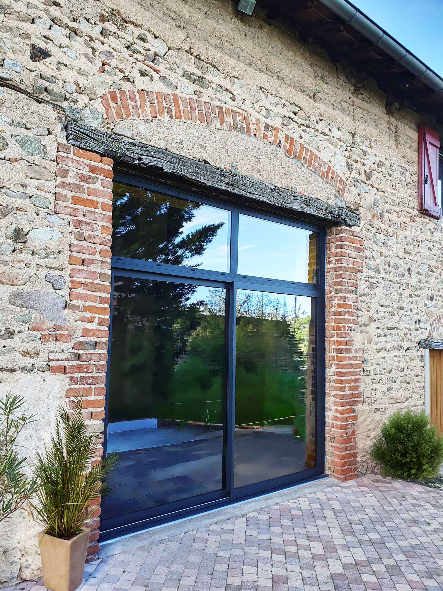 Coulissant avec imposte vitrée maison au style traditionnel