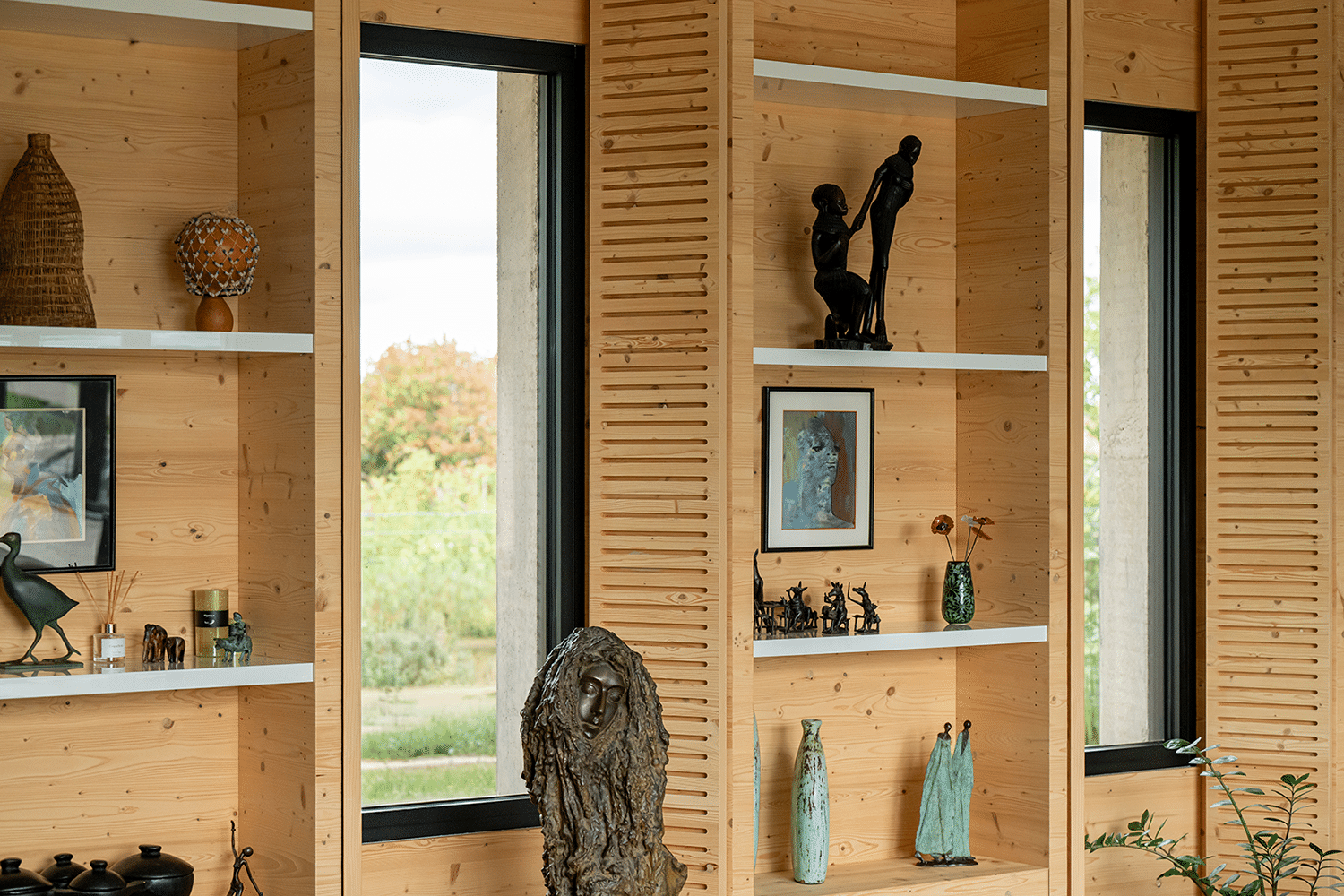 Maison avec décorations et deux fenêtres fixes en aluminium