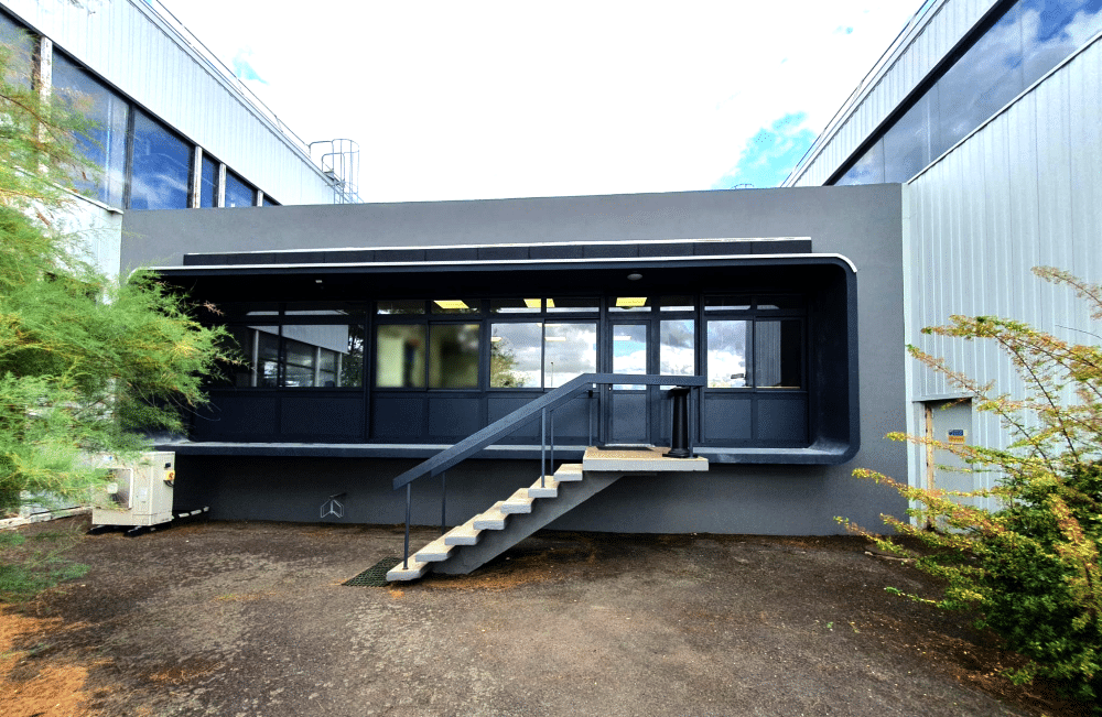 Façade d'entreprise avec ensemble composé en aluminium et soubassement noir