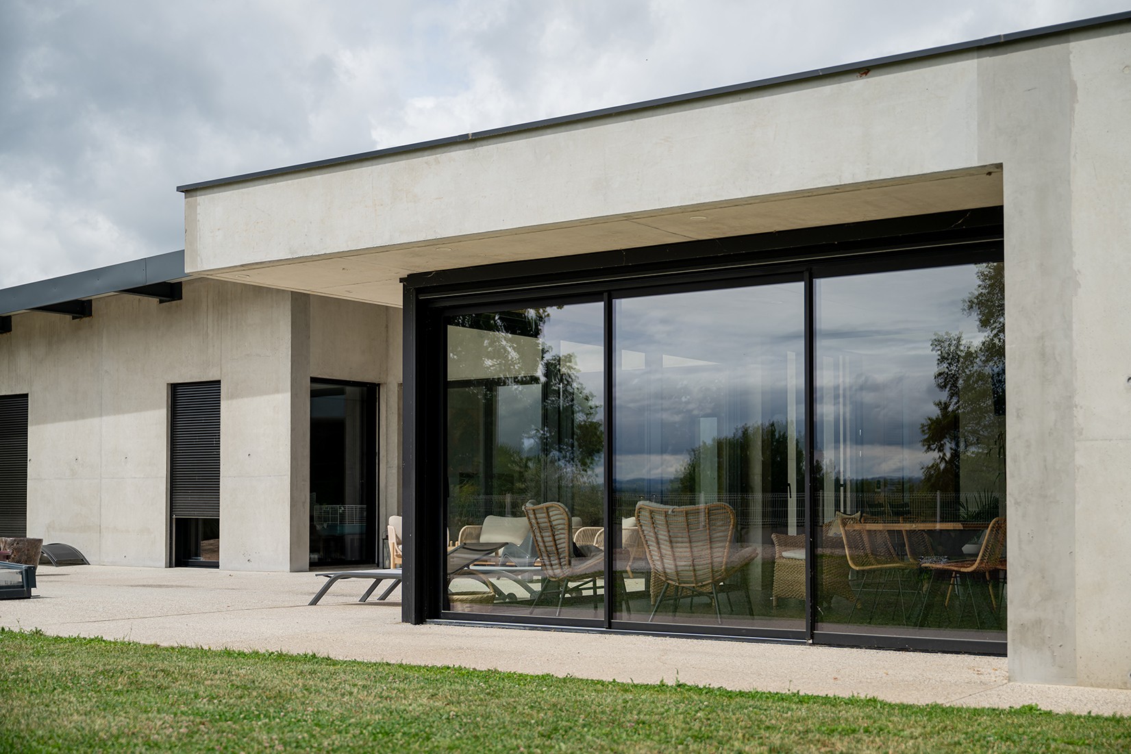 Grande baie vitrée au sein d'une maison contemporaine
