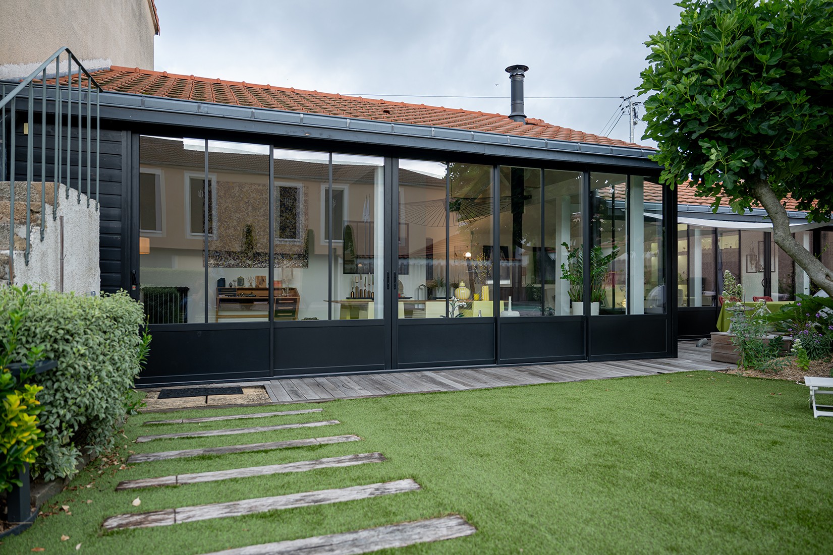 Véranda avec vue sur un jardin aménagé