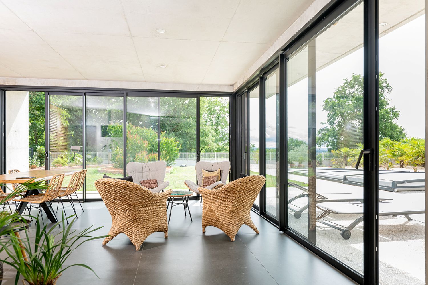 Maison d'architecte avec coulissant aluminium sur pièce de vie