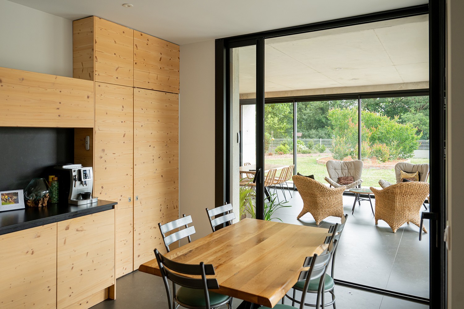 maison d'architecte avec coulissant ouvert sur pièce de vie.