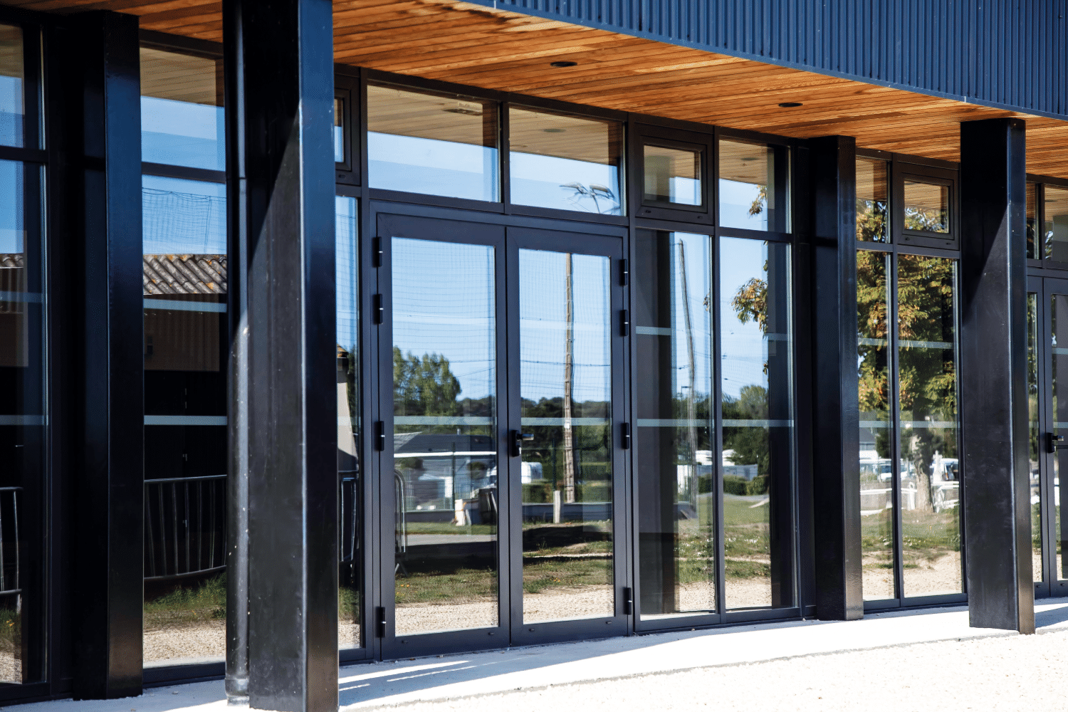 Porte grand trafic avec ensemble composée en aluminium grande entrée