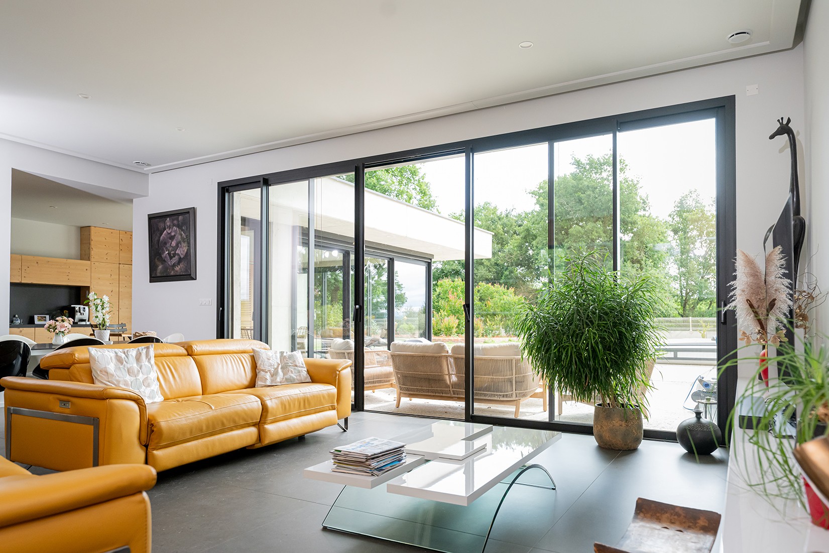 Salon avec grand coulissant aluminium dans maison haut de gamme