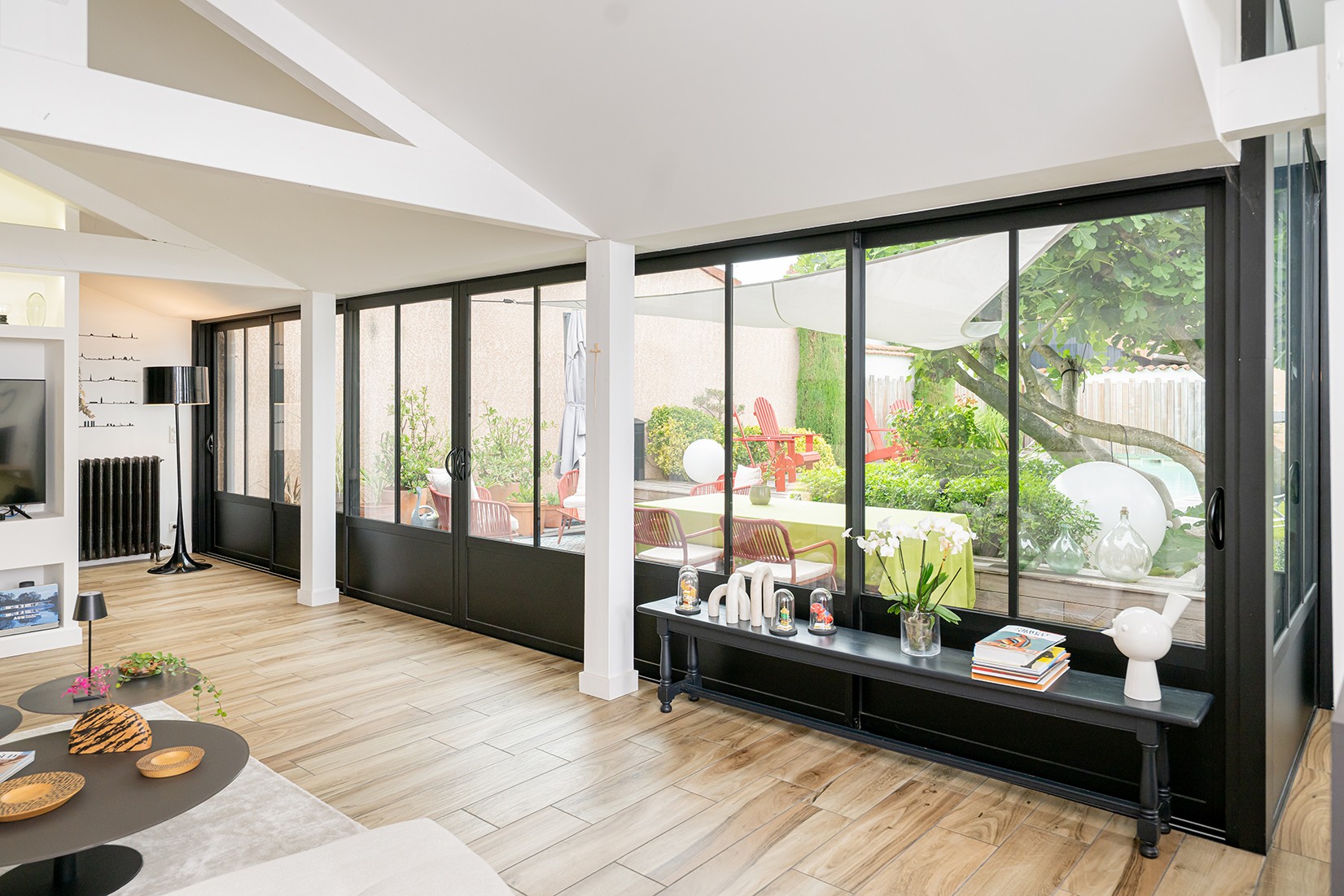 Grande véranda contemporaine avec coulissant à soubassement