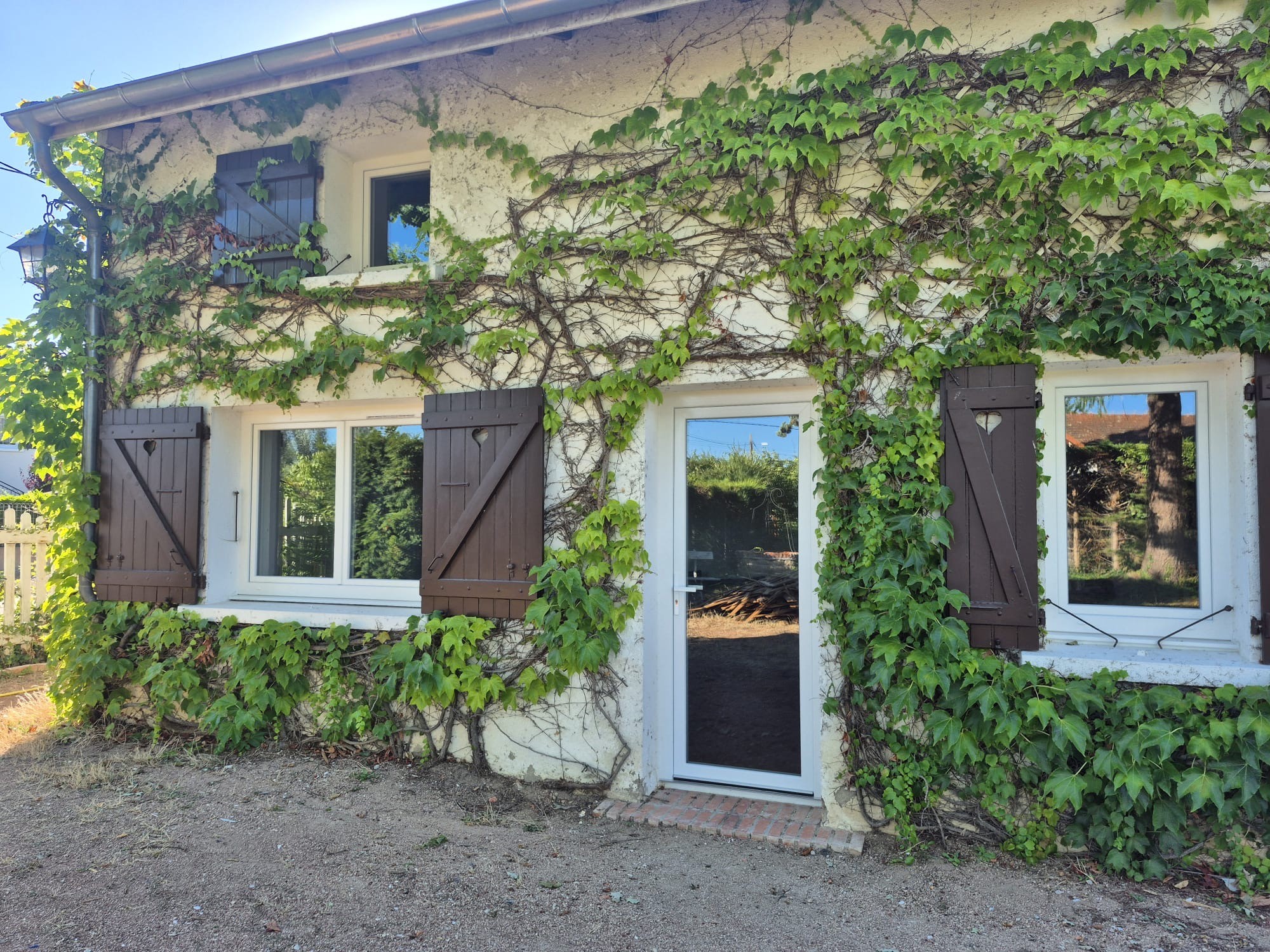 Fenêtres et porte en PVC de la gamme INO'80 au sein d'une maison élégante