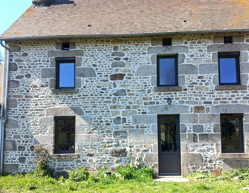 Fenêtres de la gamme SPE'70 au sein d'une maison de campagne en pierres