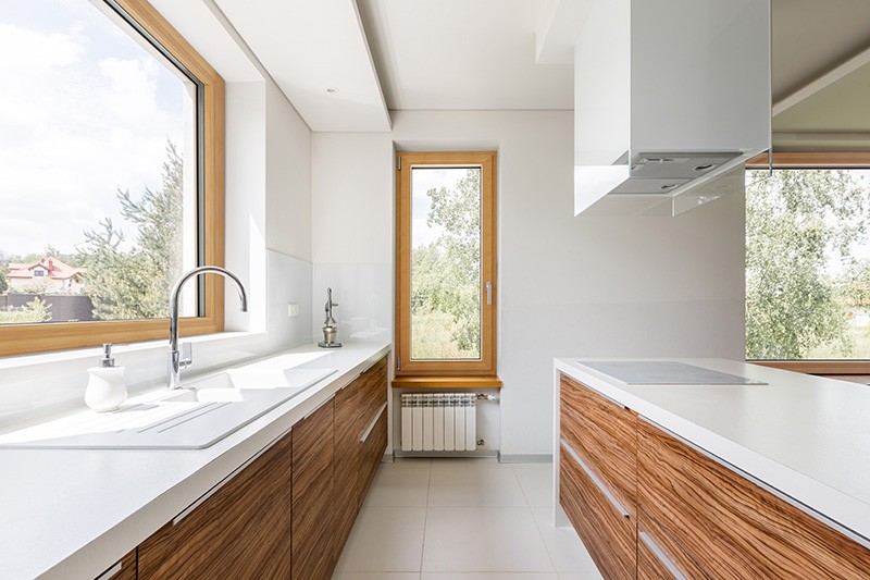 Cuisine avec fenêtres PVC plaxées effet bois