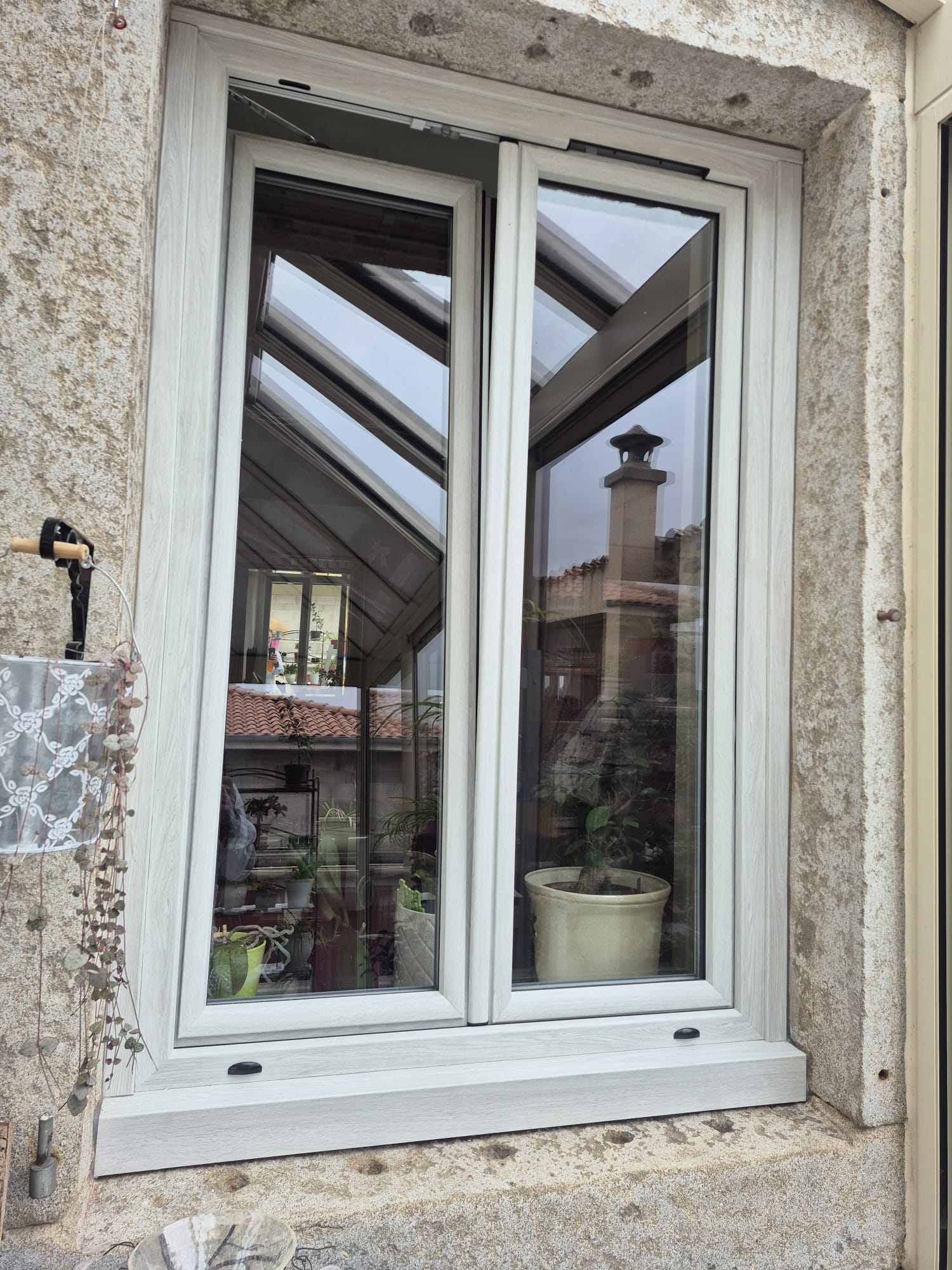 Fenêtre en PVC teinte "pepper oak" gamme INO'80 sur façade traditionnelle