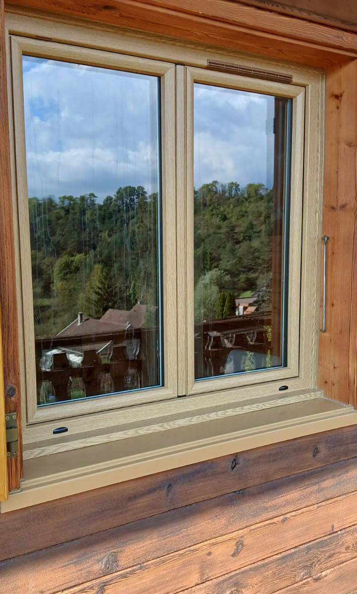 Fenêtre en PVC teinte "Coriander oak" gamme INO'80