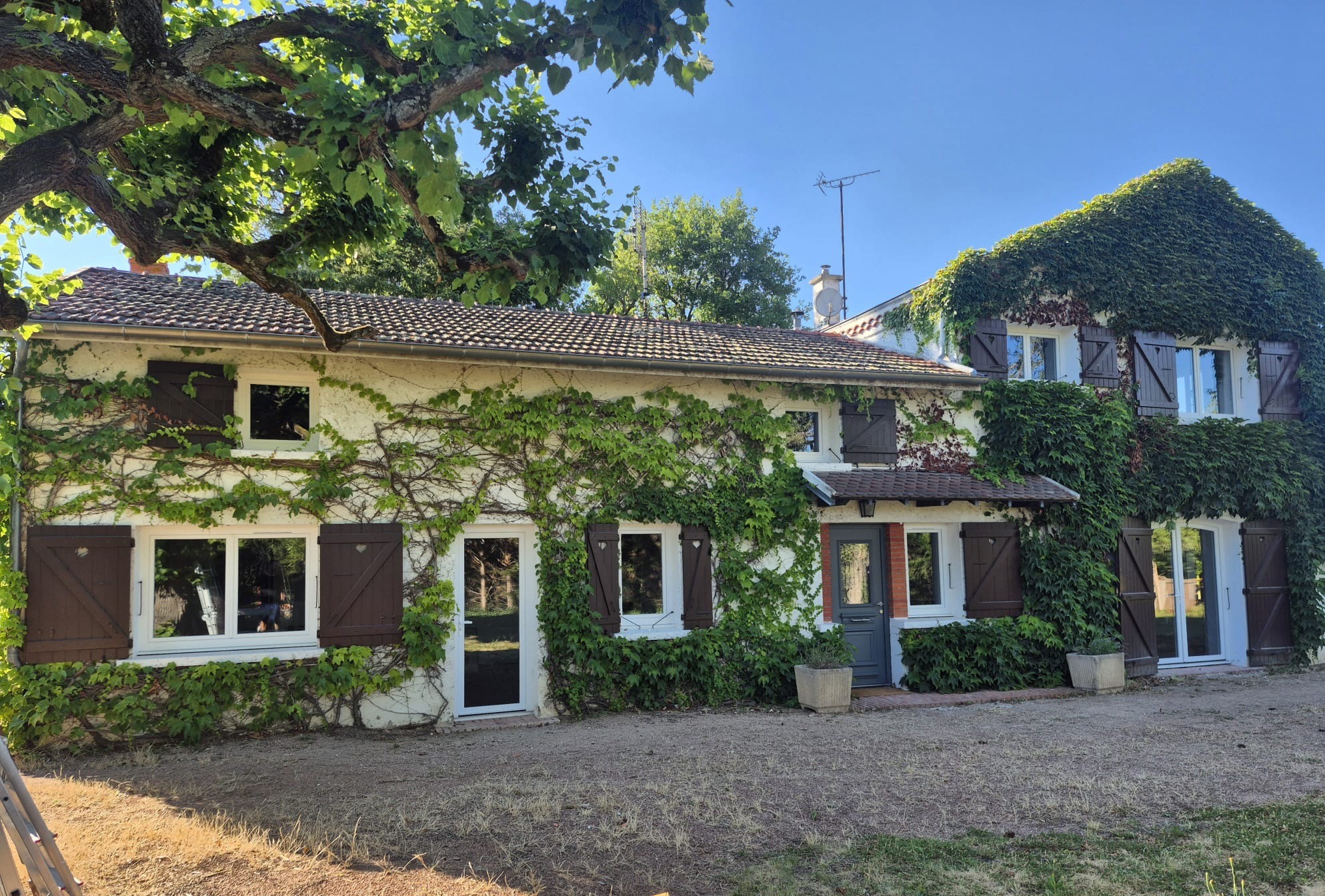 Fenêtres et portes-fenêtres de la gamme INO'80 au sein d'une maison élégante