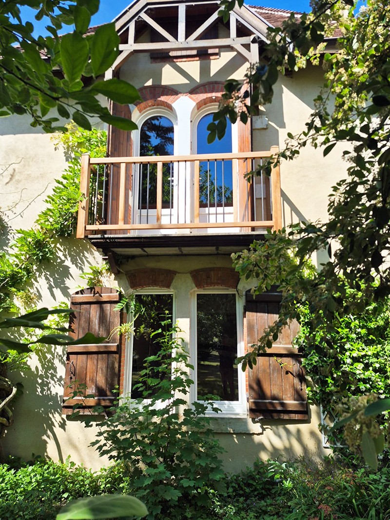 Fenêtres classiques et cintrées en PVC au sein d'une maison au style architecturale