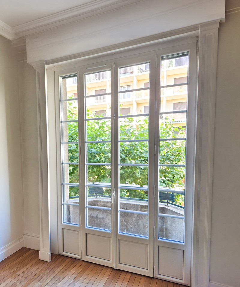 Portes-fenêtres de la gamme INO'80 dans un style haussmanien